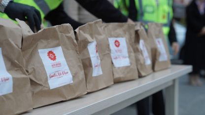 Alevi-Bektaşi Kültür ve Cemevi Başkanı Ersin, Kızılay'da iftara geç kalanlara kumanya dağıttı