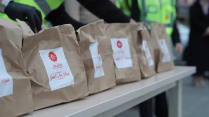 Alevi-Bektaşi Kültür ve Cemevi Başkanı Ersin, Kızılay'da iftara geç kalanlara kumanya dağıttı