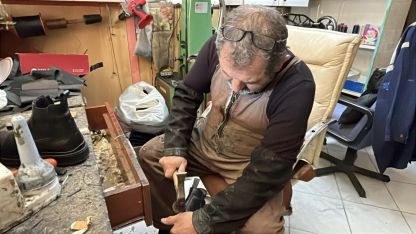 Ömrünü adadığı ayakkabıcılık mesleğini yaşatmaya çalışıyor