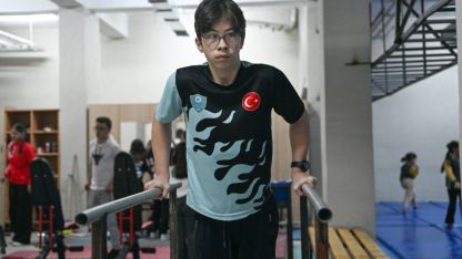 Serebral palsili Muhammed Ömer, "bileğinin gücüyle" hayata tutundu