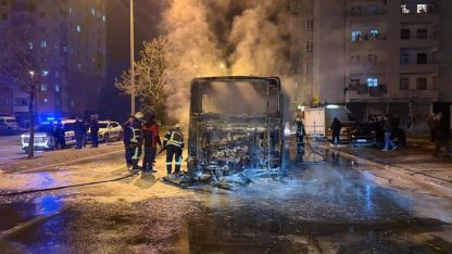 Kayseri'de seyir halindeyken yanan özel halk otobüsü kullanılamaz hale geldi
