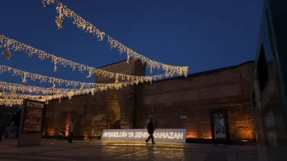 Kayseri'de Hunat Hatun Camisi ışıkla donatıldı