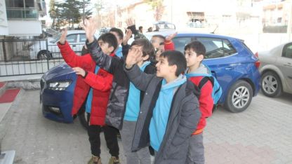 Engellinin akülü araç hayalini ilkokul öğrencilerinden oluşan "iyilik timi" gerçekleştirdi