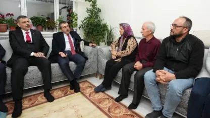 Bakanlar Tekin ve Çiftçi, öldürülen öğretmenin Konya'daki ailesine taziye ziyaretinde bulundu