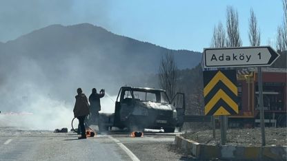 Konya'da seyir halindeki kamyonet yandı