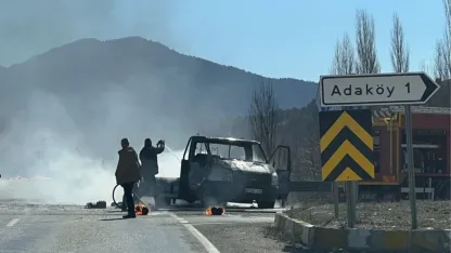 Konya'da seyir halindeki kamyonet yandı