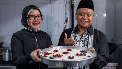 Endonezya'nın Ankara Büyükelçisi, iftar sofralarını süsleyen "güllaç"ı ve ülkesinin "kolak" tatlısını hazırladı