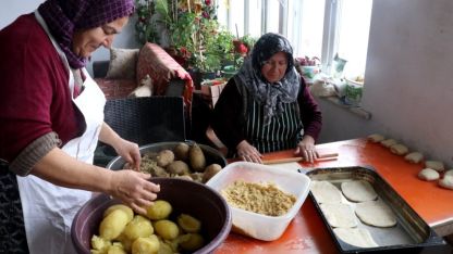 Yaşlı, engelli ve ihtiyaç sahiplerinin iftarlıklarını gönüllü kadınlar hazırlıyor