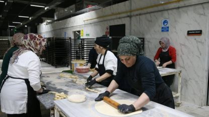 Niğdeli kadınlar, modern ekmek tesisinde üretime katılarak hayata tutundu