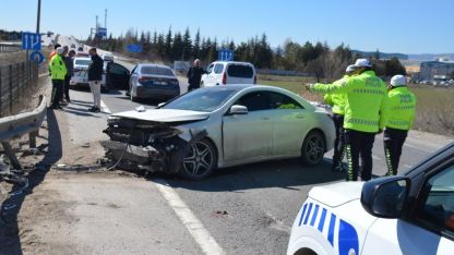 Ankara'da bariyerlere çarpan otomobilin sürücüsü yaralandı