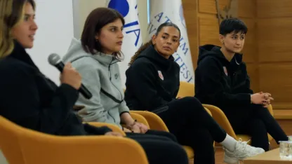Kadın futbolcular, başarı hikayelerini anlattı