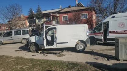 Seydişehir'de okul servisinin karıştığı kazada iki kişi yaralandı