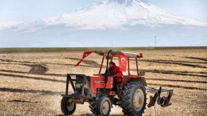 Aksaraylı çiftçi tarlasına traktörle "Korkma" yazdı