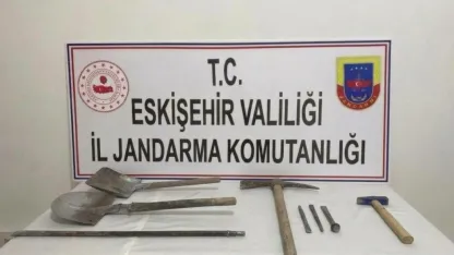 Eskişehir'de kaçak kazı yapan 3 kişi suçüstü yakalandı