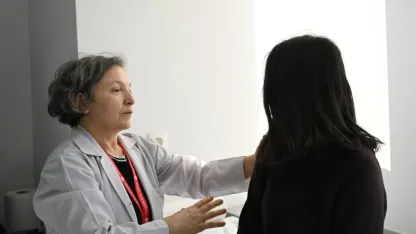 Doktor anne, meslektaşı iki çocuğuyla aynı hastanede çalışıyor