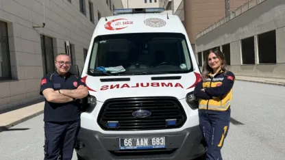 Acil tıp teknisyeni çift, ambulansla hastaların yardımına koşuyor