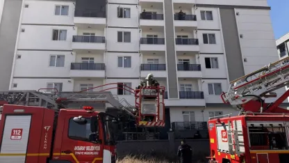 Aksaray'da prizde unutulan şarj aletinden çıkan yangında mahsur kalan 10 kişi kurtarıldı