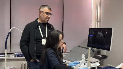 Tıp fakültesi öğrencisi Eda Nur, doğumunu yaptıran doktorla mesleğe hazırlanıyor