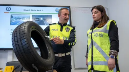 Trafik polisleri, zorlu parkurlarla sahada karşılaşabilecekleri senaryolara hazırlanıyor