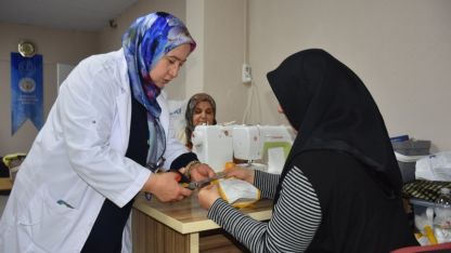 Özel gereksinimli öğrencilerin anneleri okuldaki dikiş kursunda üreterek vakit geçiriyor