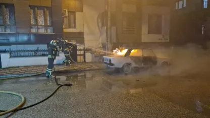 Eskişehir'de park halindeki otomobil yandı