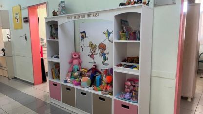 Seydişehir'de öğretmenler hastanede kitap ve oyuncak dolabı oluşturdu