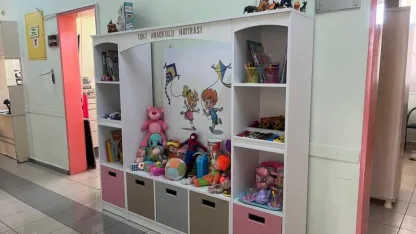 Seydişehir'de öğretmenler hastanede kitap ve oyuncak dolabı oluşturdu