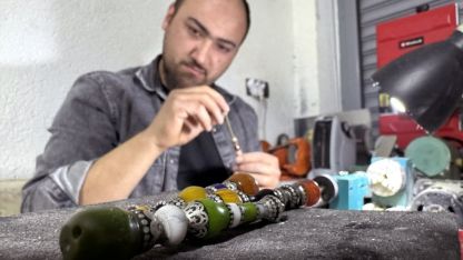 Tespih meraklısı genç, atölyeye çevirdiği garajında hobisini ustalığa dönüştürdü