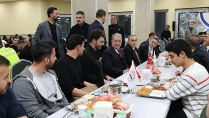 TBMM Milli Savunma Komisyonu Başkanı Akar öğrencilerle iftarda buluştu