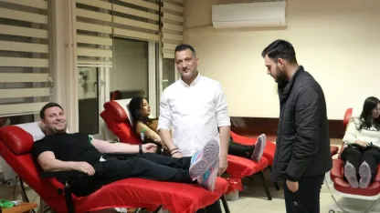 Yasin öğretmen kanser tedavisi gören çocuklara kan bağışı için yoğun mesaide