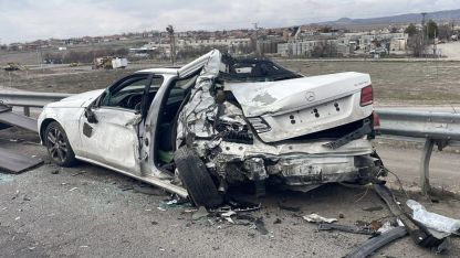 Kayseri'de tırın yol kenarında duran otomobile çarptığı kazada bir kişi yaralandı