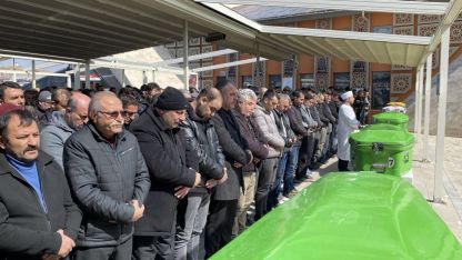 Sivas'ta 15 yaşındaki çocuğun öldürdüğü babası ve ağabeyinin cenazeleri defnedildi