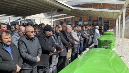 Sivas'ta 15 yaşındaki çocuğun öldürdüğü babası ve ağabeyinin cenazeleri defnedildi