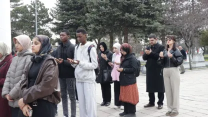 Kayseri’de yabancı uyruklu öğrenciler şehit mezarlarını ziyaret etti