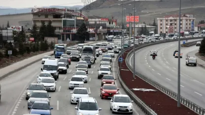 "Kilit Kavşak" Kırıkkale'de bayram trafiği yoğunluğu başladı