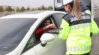 Nevşehir'de şeker ve kolonya ikram edilen sürücülere trafik kuralları hatırlatıldı