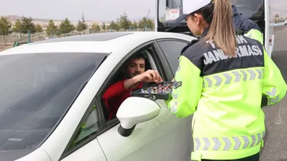 Nevşehir'de şeker ve kolonya ikram edilen sürücülere trafik kuralları hatırlatıldı