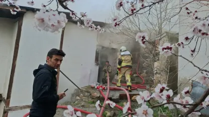 Beypazarı'nda ahşap evde çıkan yangın söndürüldü