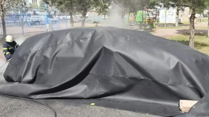 Kayseri'de yanan elektrikli otomobile battaniye yöntemiyle müdahale edildi