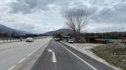 Kurşunlu ilçesinde D100 kara yolu kenarındaki satış yerlerinin önüne bariyer yapılıyor