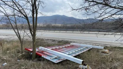 Çankırı'da D100 kara yolu güzergahında bulunan izinsiz reklam tabelaları kaldırılıyor