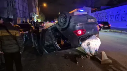 Eskişehir'de devrilen otomobilin sürücüsü yaralandı