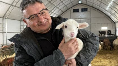 Çadır ağıl desteğiyle büyüttüğü işinde küçükbaş hayvan sayısını artırdı