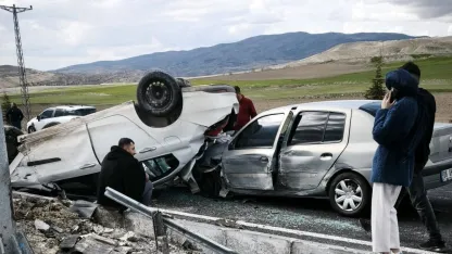 Nevşehir'de iki otomobilin çarpışması sonucu 3 kişi yaralandı
