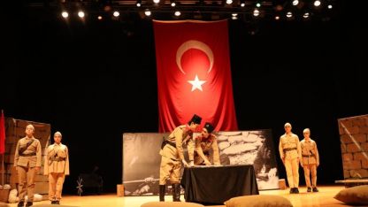 Kayseri'de "Son Nefes Çanakkale" tiyatro oyunu öğrenciler tarafından sahnelendi