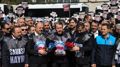 Memur-Sen, ABD'nin Ankara Büyükelçiliği önüne siyah çelenk bıraktı