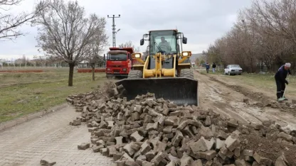 Ulaş'ta yol yapım çalışmaları devam ediyor