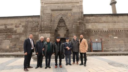 Eski TBMM Başkanı Çiçek, Kayseri'de ziyaretlerde bulundu