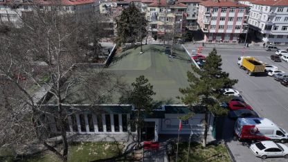 Eski karakoldan dönüştürülen ve içinden çam ağaçlarının geçtiği kütüphane öğrencileri ağırlıyor