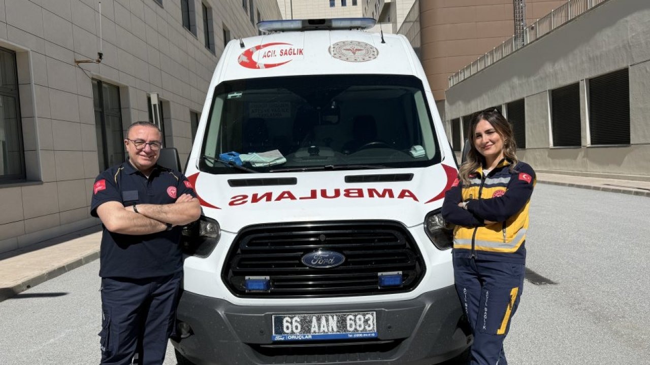 Acil tıp teknisyeni çift, ambulansla hastaların yardımına koşuyor